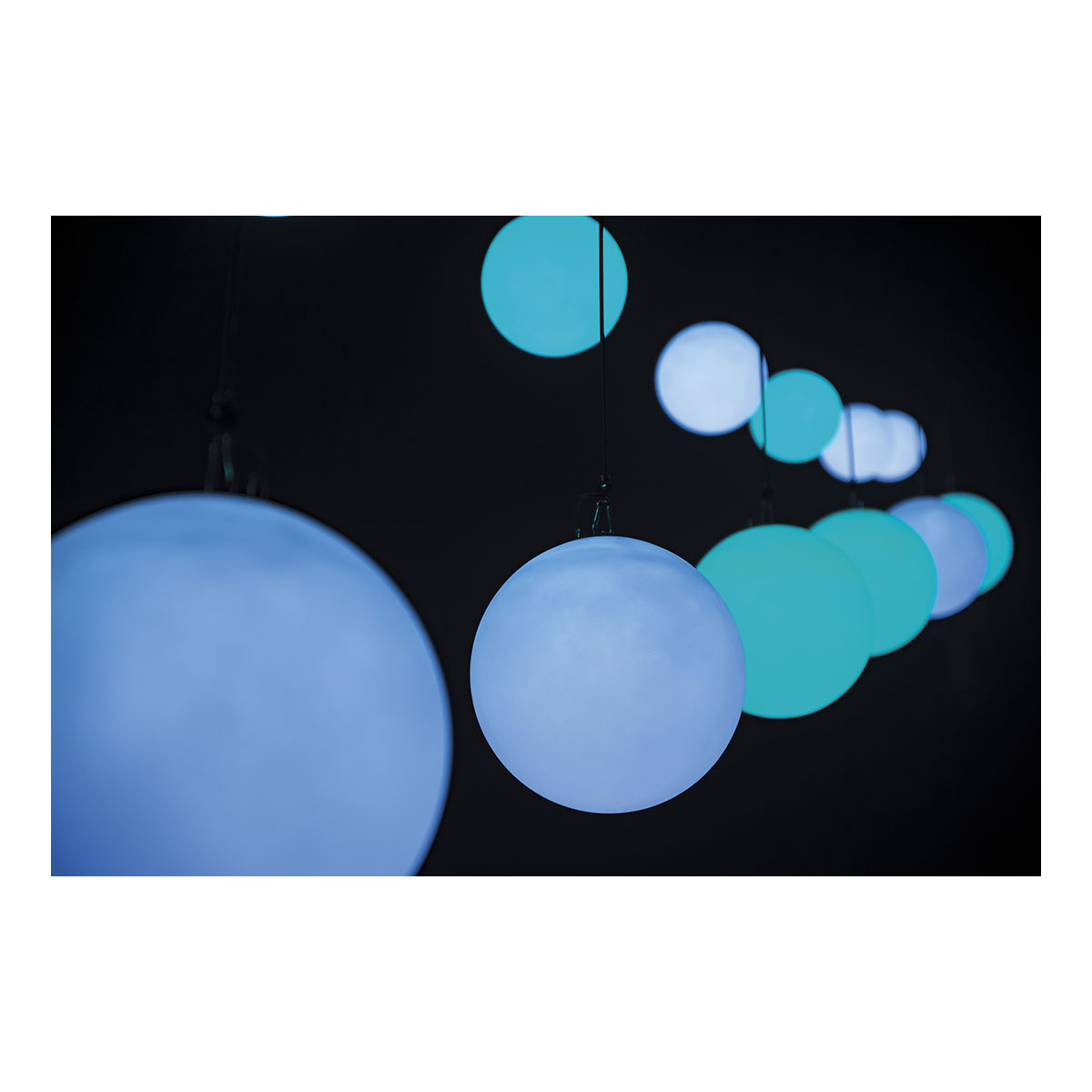 Showtec Illumilift RGBW 4m takel - 25 cm LED-bol Showtec Illumilift RGBW 4m takel - 25 cm LED-bol