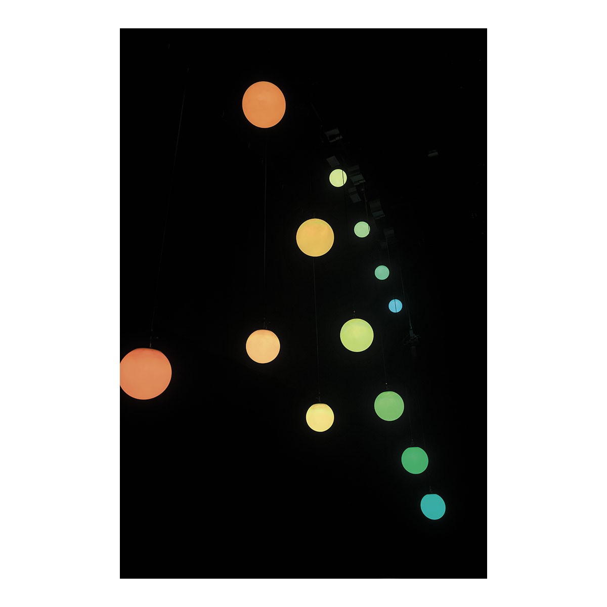 Showtec Illumilift RGBW 4m takel - 25 cm LED-bol Showtec Illumilift RGBW 4m takel - 25 cm LED-bol