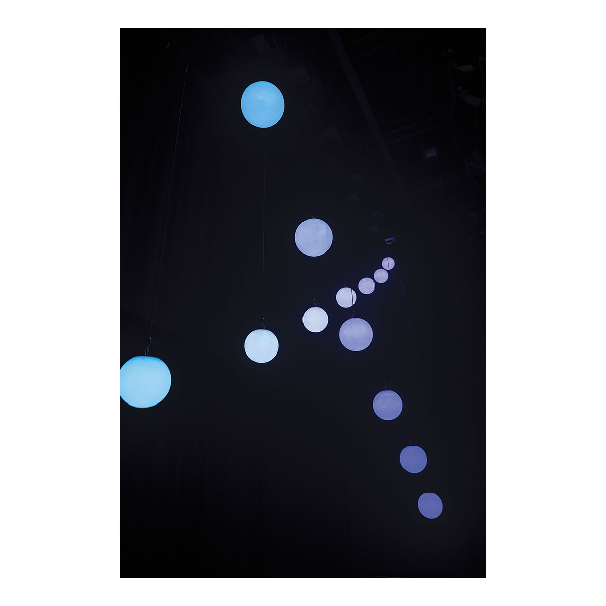 Showtec Illumilift RGBW 4m takel - 25 cm LED-bol Showtec Illumilift RGBW 4m takel - 25 cm LED-bol