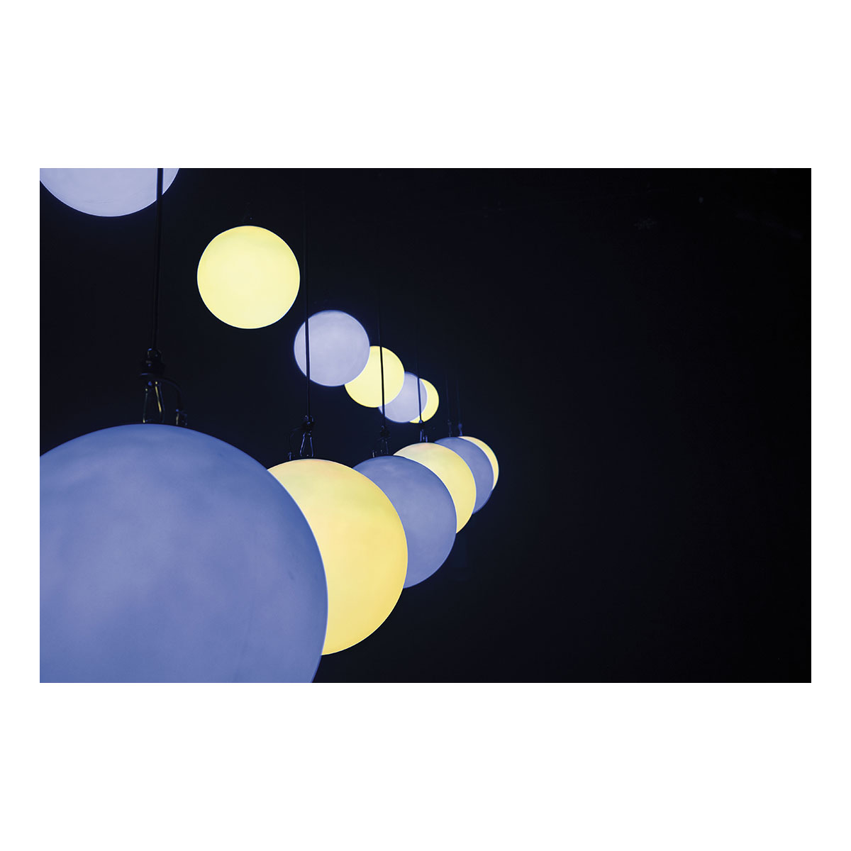 Showtec Illumilift RGBW 4m takel - 25 cm LED-bol Showtec Illumilift RGBW 4m takel - 25 cm LED-bol