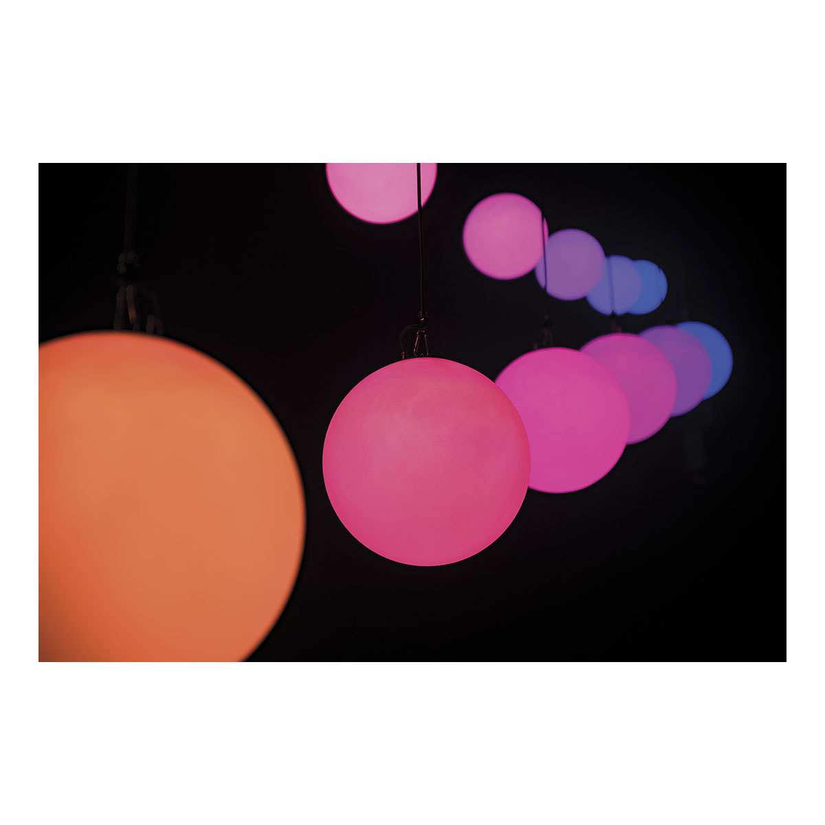 Showtec Illumilift RGBW 4m takel - 25 cm LED-bol Showtec Illumilift RGBW 4m takel - 25 cm LED-bol