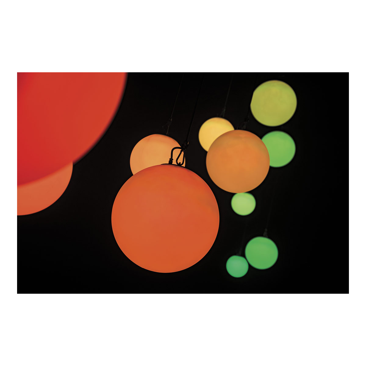Showtec Illumilift RGBW 4m takel - 25 cm LED-bol Showtec Illumilift RGBW 4m takel - 25 cm LED-bol