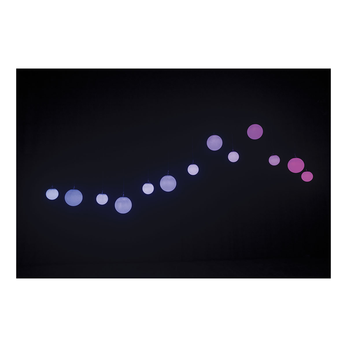 Showtec Illumilift RGBW 4m takel - 25 cm LED-bol Showtec Illumilift RGBW 4m takel - 25 cm LED-bol
