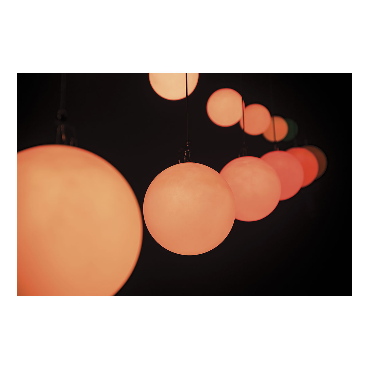 Showtec Illumilift RGBW 6m Turbo takel - 35 cm LED-bol Showtec Illumilift RGBW 6m Turbo takel - 35 cm LED-bol