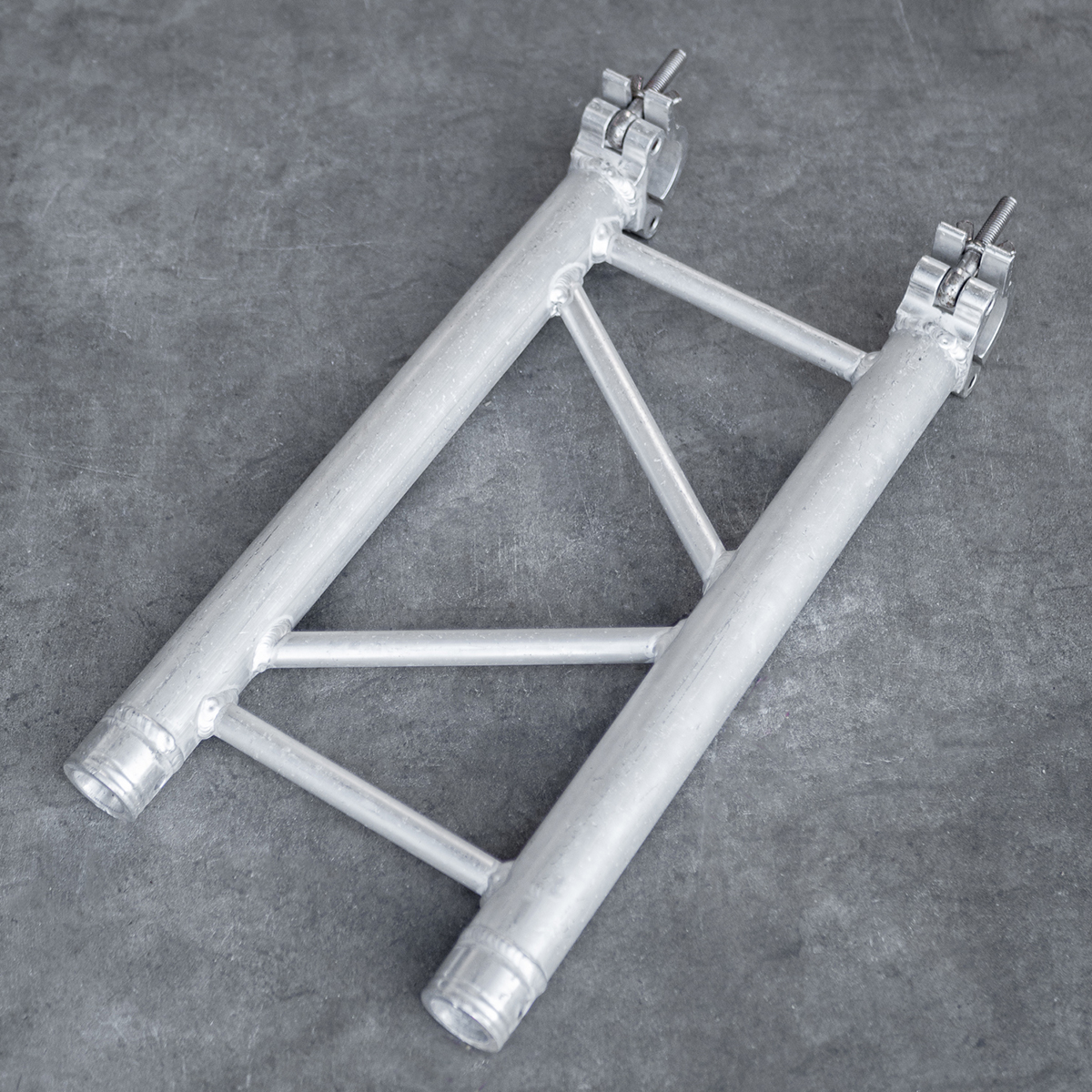 Tweedehands ladder truss downrigger 30serie met half coupler 55 cm kopen? Stage Roads