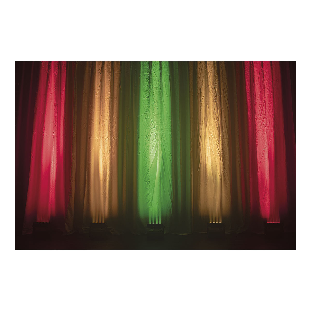 Showtec Helix M1100 Q4 Accu - RGBW LED Wash IP65 Showtec Helix M1100 Q4 Accu - RGBW LED Wash IP65