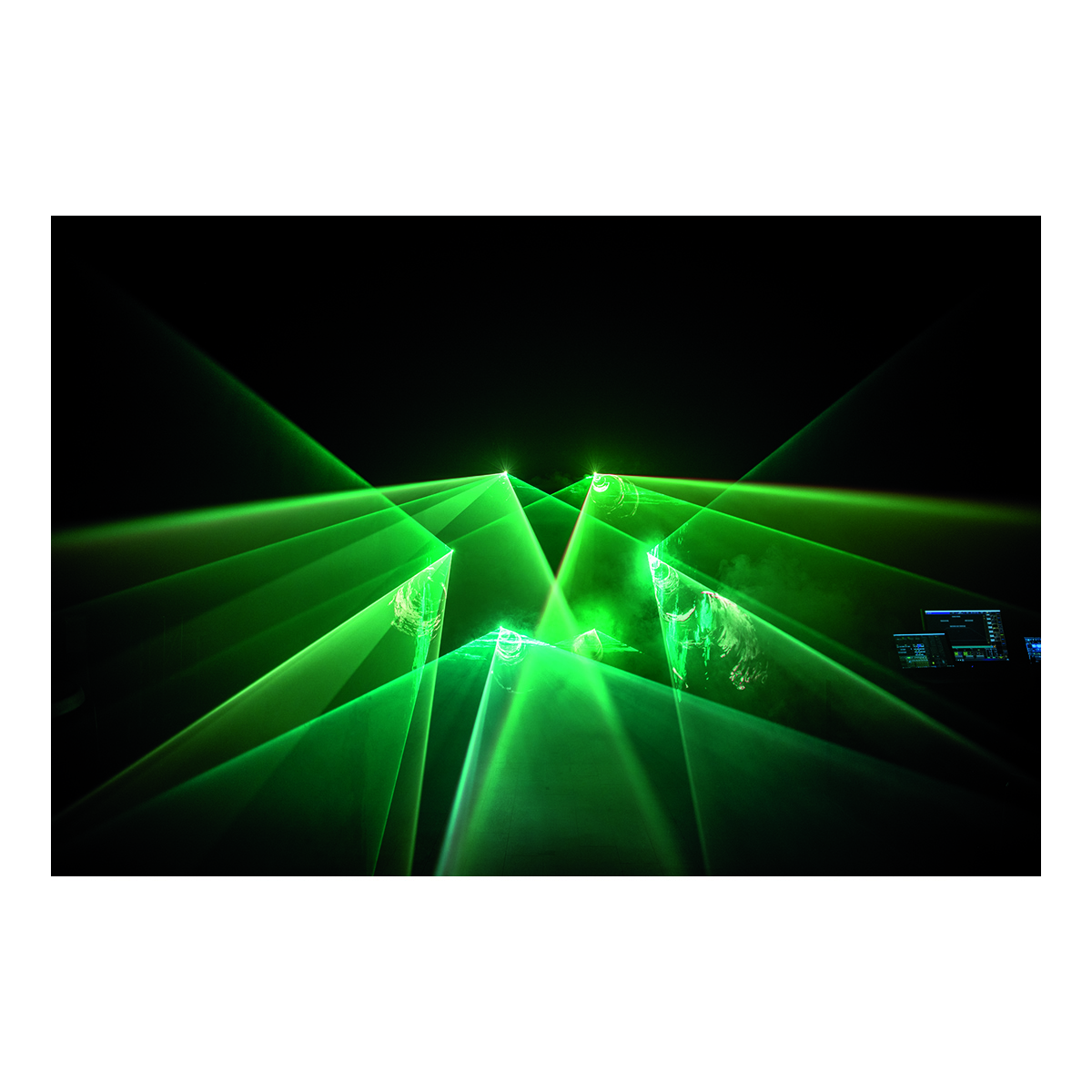 Showtec Galactic RGB-6-751 675 mW Full Colour Fat Beam Laser met 6 stralen Showtec Galactic RGB-6-751 675 mW Full Colour Fat Beam Laser met 6 stralen