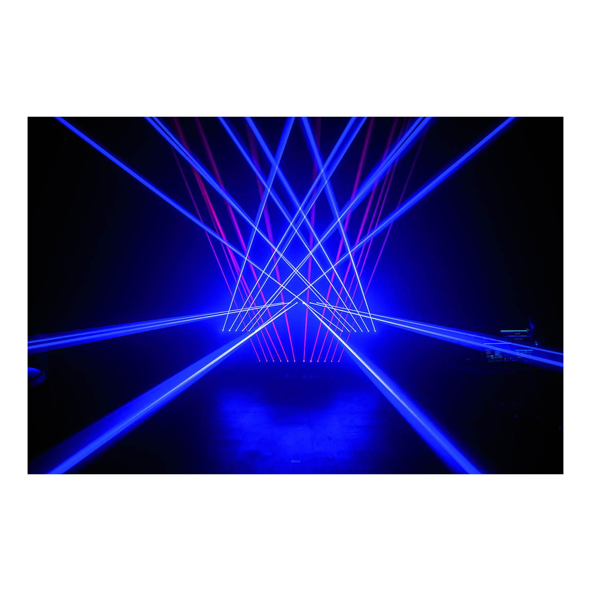 Showtec Galactic RGB-6-751 675 mW Full Colour Fat Beam Laser met 6 stralen Showtec Galactic RGB-6-751 675 mW Full Colour Fat Beam Laser met 6 stralen