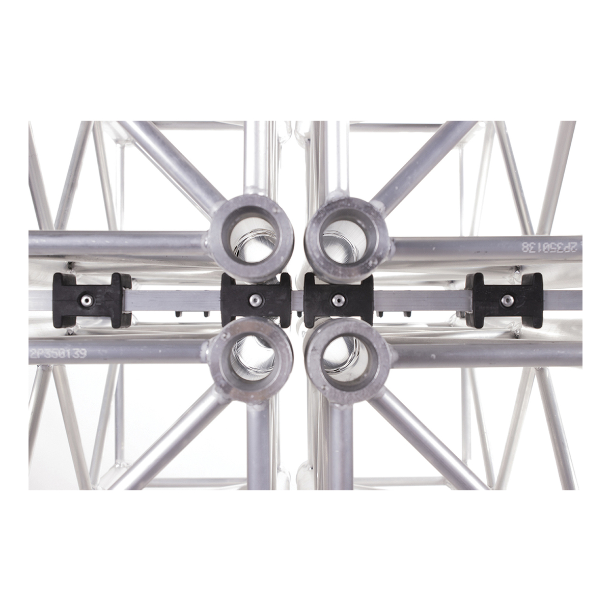 Showgear aluminium truss carrier voor 30-serie met zwarte rubberstuds Showgear aluminium truss carrier voor 30-serie met zwarte rubberstuds